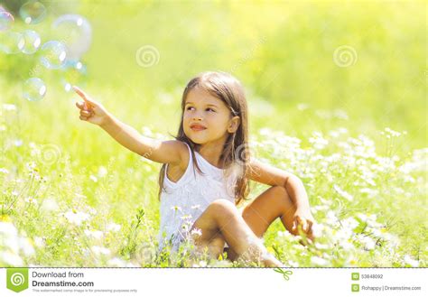 Enfant S asseyant Sur L herbe Dans Le Domaine D été Photo stock Image