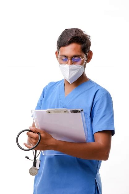 Joven M Dico Indio Vestido De Uniforme Con Estetoscopio Tomando Notas