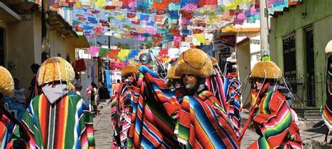 Parachicos Portent Des Masques Au Son Marimba Mexique D Couverte