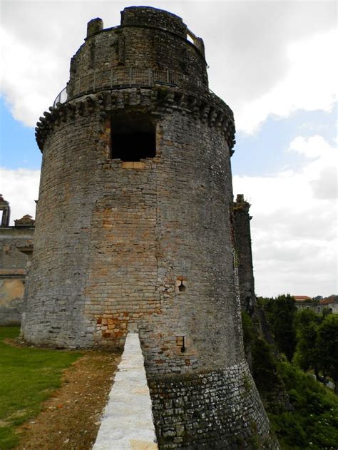 Tour d angle du château de Bidache Château Ruines Tour