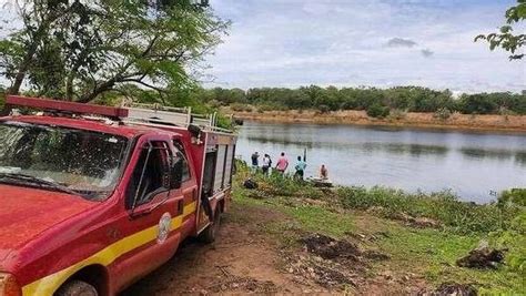 Pour Chapper Un Essaim D Abeilles Un Homme Saute Dans L Eau Et Est