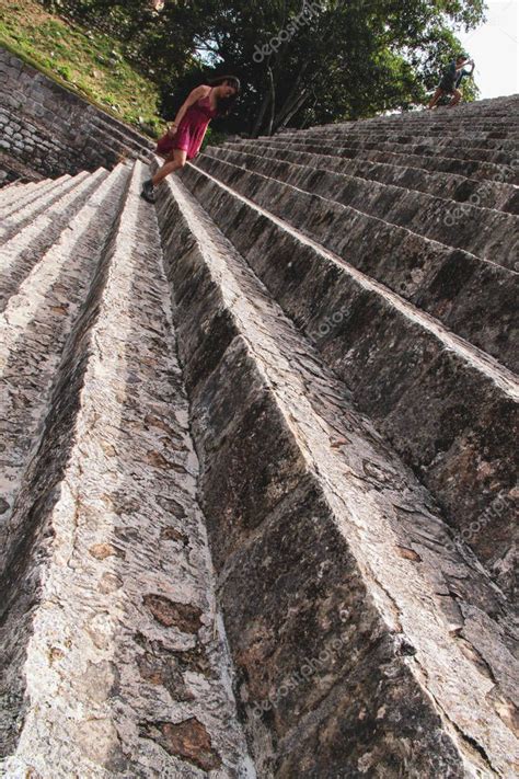 Ni A Caminando Por Las Escaleras De La Pir Mide Maya En La Antigua