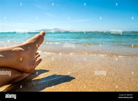 Junge Frau Im Bikini Liegend Am Strand Fotos Und Bildmaterial In