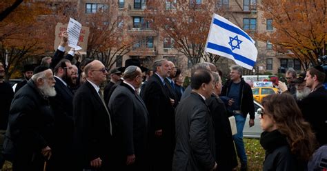 Marching After Anti Semitic Vandalism In Brooklyn The New York Times