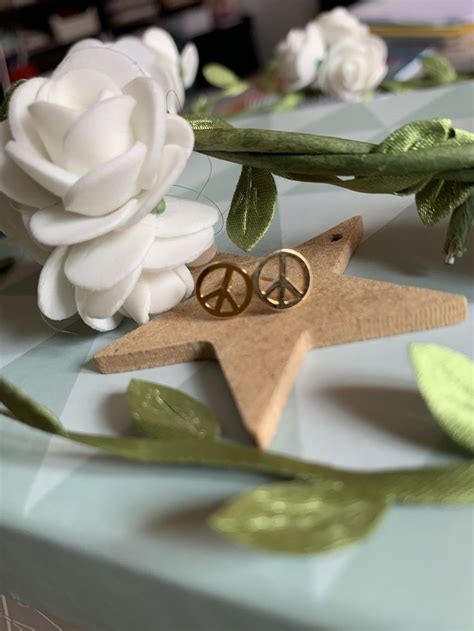 Boucles D Oreilles Clous Puces Symbole Peace And Love En Plaqu Or