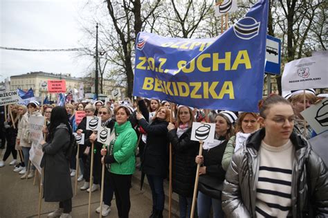 Kolejny duży protest pielęgniarek Walczą o podwyżki i nową ustawę o