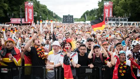 Em Kolumne Warum Fu Ball Nicht Beim Public Viewing Geschaut Wird