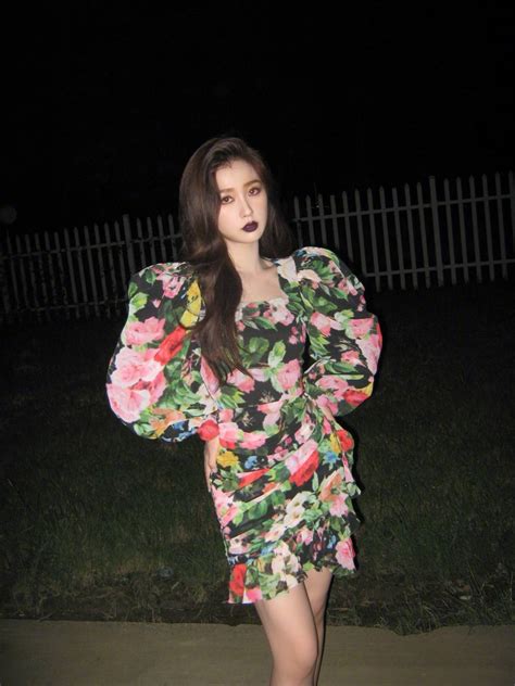 虞书欣晒暗黑风自拍 调侃其为“反相亲妆”-搜狐大视野-搜狐新闻