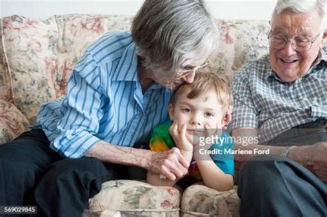 Grandma And Grandpa Kissing Foto E Immagini Stock Getty Images