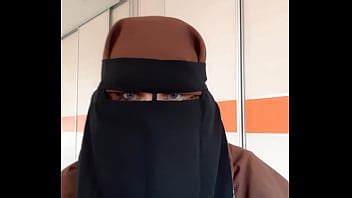 Femme de ménage en tablier mettant le niqab XVIDEOS