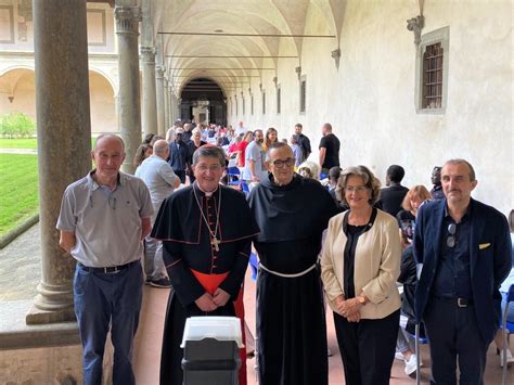 Firenze Gli Ospiti Delle Mense Caritas Nella Basilica Di Santa Croce