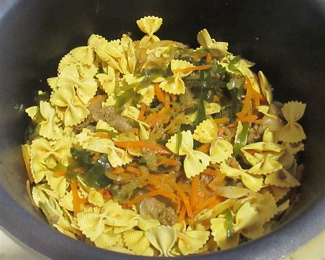 Макаронные изделия «бабочки» с мясным фаршем и овощами (в мультиварке)