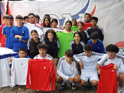 Dotan De Uniformes A Equipos Deportivos