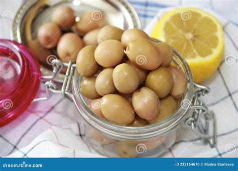 Aceitunas Verdes Encurtidas En Un Frasco De Vidrio Foto De Archivo