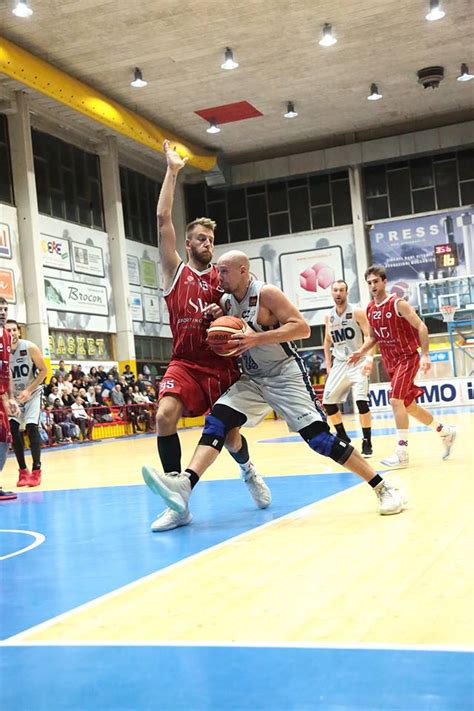 Basket C Gold Scivolone Della Imo Robur Saronno A Busto Arsizio Il