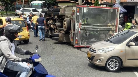 [fotos] ¡qué Susto Se Volcó Un Camión En El Barrio Alfonso López Minuto30