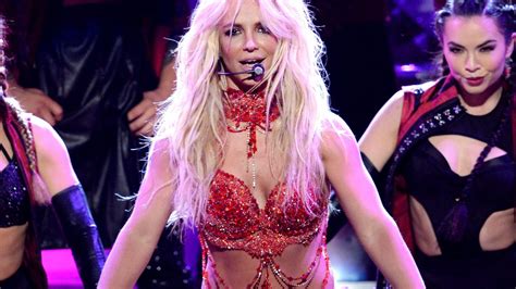 Britney Spears köldökig kivágott felsőben várja a karácsonyt Videó Life