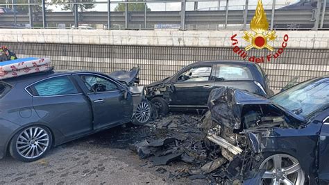 Mestre Auto Contromano In Un Sottopasso Provoca Frontale 4 Feriti