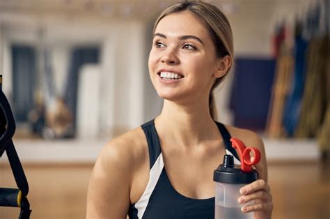 Retrato De Una Sonriente Joven Rubia Atl Tica Linda Con Una Botella De