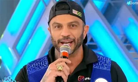 Ex BBB Kleber Bambam e lutador Popó Freitas brigam ao vivo no SBT