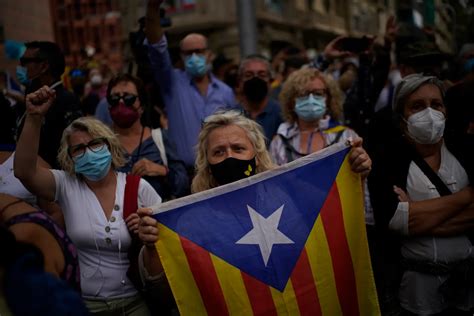 Centenas de pessoas protestam contra a prisão de Carles Puigdemont em