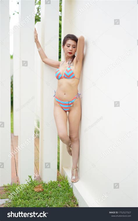 Portrait Beautiful Sexy Woman Bikini Standing Stock Photo 1752527327 Shutterstock