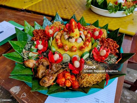 Nasi Tumpeng Nasi Kuning Dalam Bentuk Kerucut Hidangan Nasi Indonesia Yang Meriah Dengan Lauk