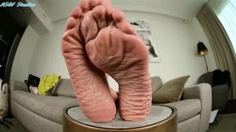 Latina GILF High Arches And Super Wrinkly Soles MOV Amateur Soles Giantess And Footjobs