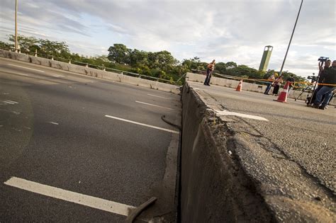 Viaduto cede e interdita trânsito na Marginal Pinheiros