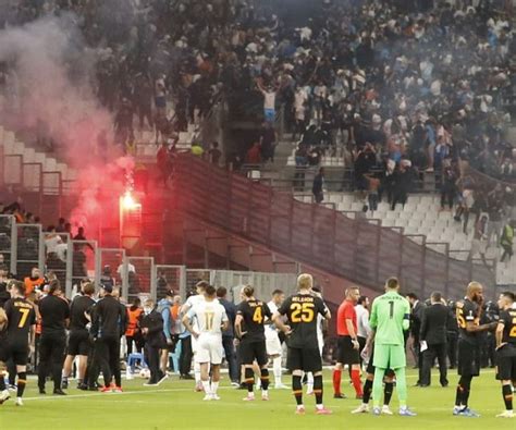 Notícias fogos de artifícios no campo jogo entre Olympique de