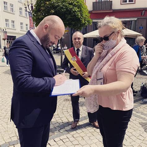 Wybory Prezydenckie Zbi Rka Podpis W Na Rafa A Trzaskowskiego We