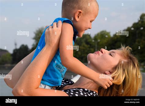 Mère Avec Son Fils Dans Ses Bras Presses Mère Son Enfant à Elle Photo Stock Alamy