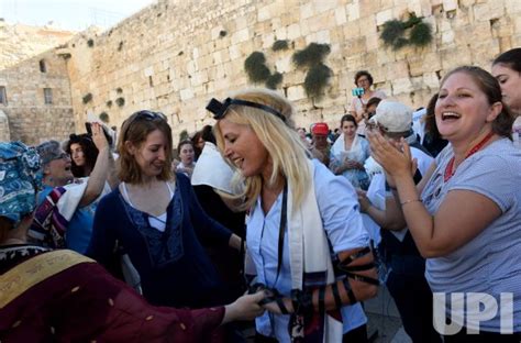 Photo Women Wear Prayer Shawls At Jerusalems Western Wall