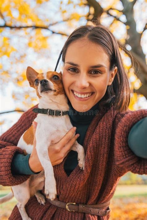 Portret Uśmiechnięta Młoda Kobieta Z Psem Outdoors W Jesieni Obraz