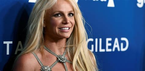 Britney Spears recibió el haciendo yoga en bikini y con una promesa