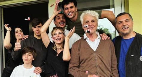 Michele Placido Compie Anni La Foto Con I Figli E La Moglie