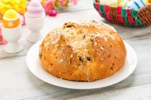 Fluffiges Osterbrot mit Trockenfrüchten zum Osterfrühstück