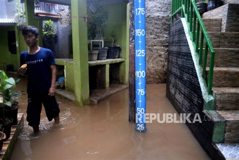 Genangan Air Di Kampung Melayu Muliai Surut Republika Online