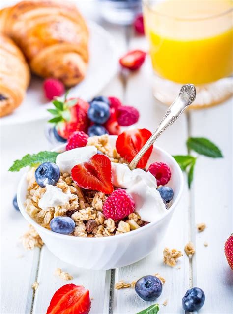 Muesli Met Yoghurt En Bessen Op Een Houten Lijst Gezond Fruit En