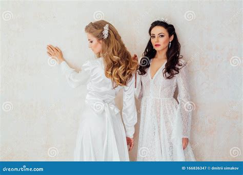 Due Spose In Abiti Da Matrimonio Bionde Brunette Immagine Stock Immagine Di Celebrazione