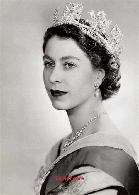 Queen Elizabeth Ii A Glossy Photo New X A Size