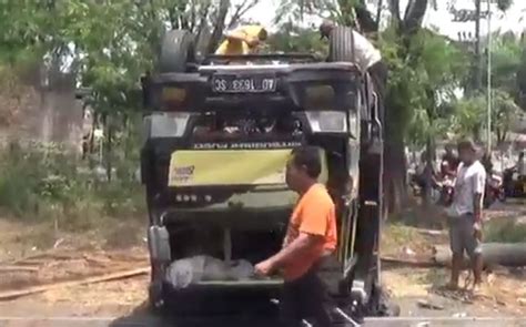 Ugal Ugalan Truk Terobos Lampu Merah Tabrak Minibus Hingga Terbalik