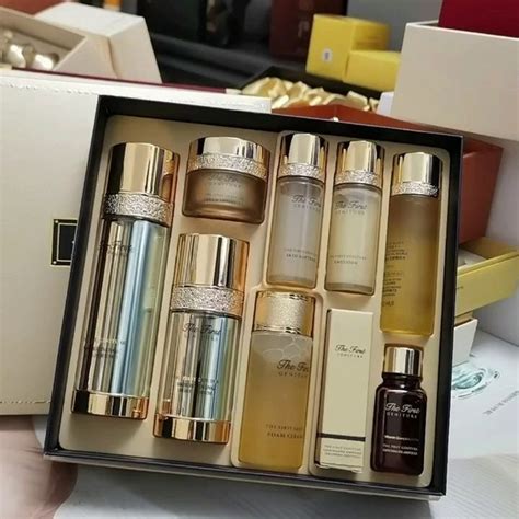 O HUI Антивозрастная осветляющая сыворотка в наборе The First Geniture ...