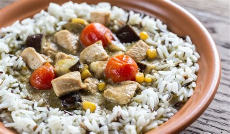 Pollo al curry verde tailandés con mezcla de arroz blanco y salvaje