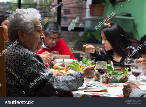 Im Genes De Familia Latina Feliz Abuelos Im Genes Fotos Y Vectores De Stock Shutterstock