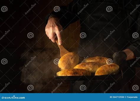 Bollos Horneados En Una Hoja De Horneado Caliente En La Mano Del Chef