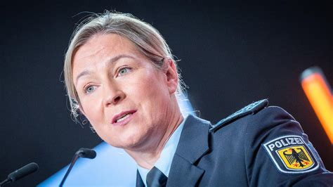 Claudia Pechstein Reagiert Nach Umstrittener Cdu Rede In Uniform