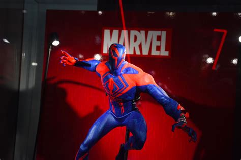 Hot Toys Spider Man Across The Spider Verse Spider Man 2099 1 6