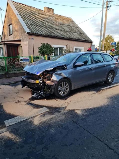 Konin Wypadek z udziałem karetki na ul Jana Pawła II Trzy osoby w