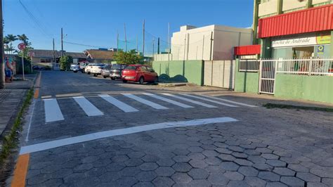 Segue a pintura da ciclovia na Avenida Eugênio Krause Detranpen